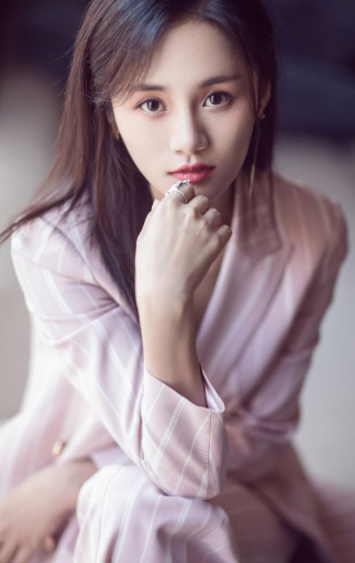 西装美女明星安悦溪帅气潇洒个人写真图片