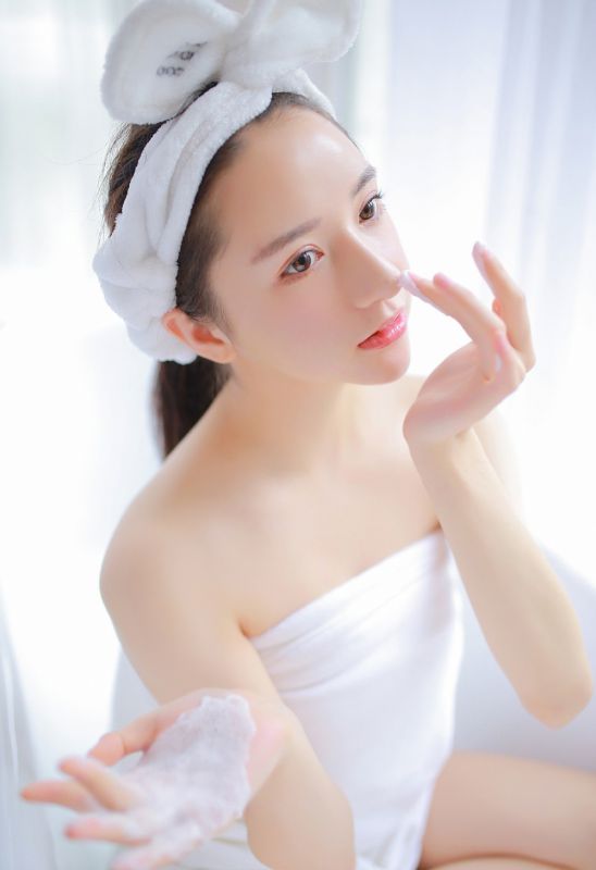 裹浴袍洗澡萝莉水灵白嫩美腿清纯写真