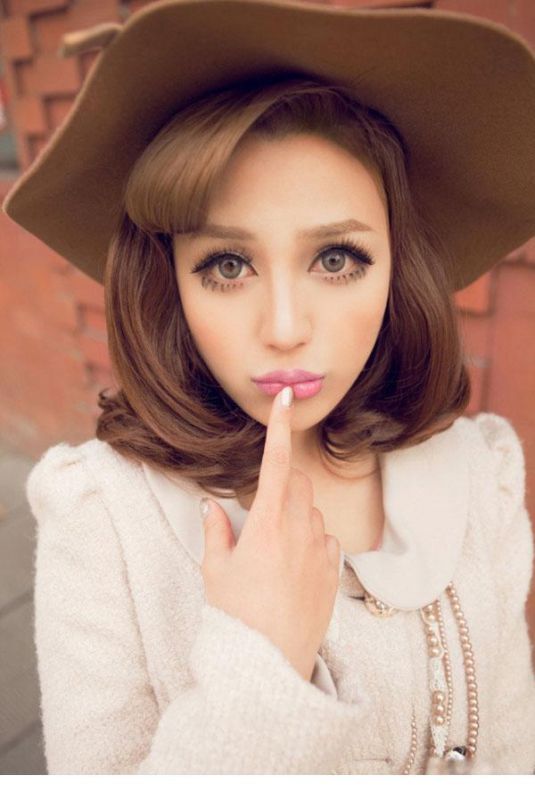 90后清纯美女街拍大图