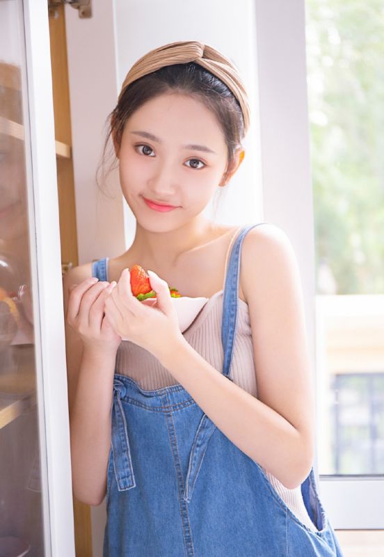 韩国小清新女孩吊带牛仔裤养眼惊艳气质写真