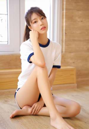 90后清纯美女日式体操服裸足美腿性感写真