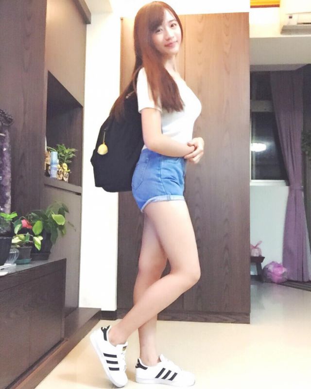 台湾美女陈语谦生活自拍照可爱迷人