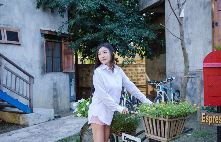 校花胡恩绮户外清新迷人写照