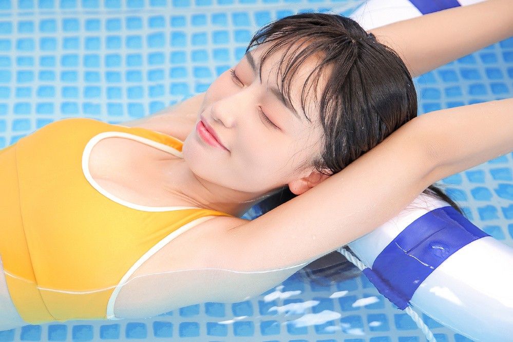 比基尼美女大奶湿身童颜巨乳火辣性感深沟图片