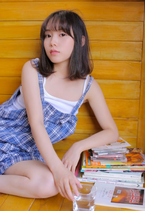 短发学生妹居家酥胸美乳诱惑大胆性感写真