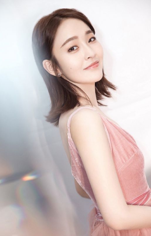 清新靓丽少女张佳宁吊带长裙青涩养眼图片