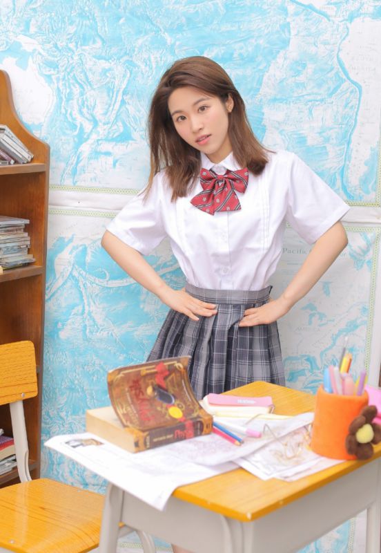 性感制服美女校花室内弹奏小情趣诱惑写真