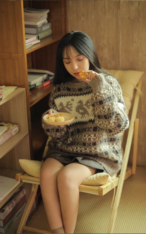 高颜值日系长腿美女居家清纯氧气白嫩写真