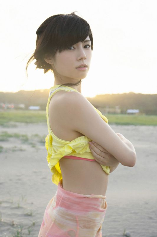 日本90后美女松川佑依子清新外拍