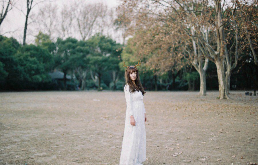 清纯长裙女孩户外写真拍摄