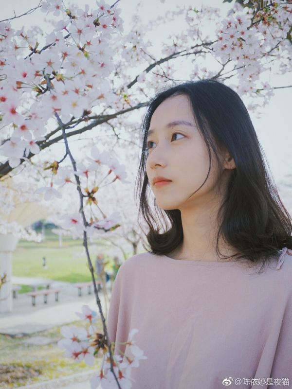 天然白嫩清纯素人美女文艺空灵氧气写真图片