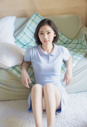 短发polo衫少女白嫩真空性感美足写真
