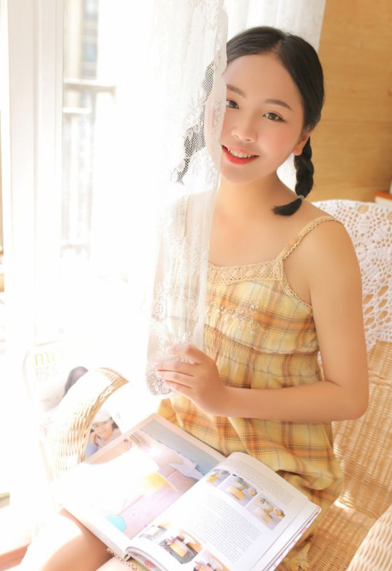 00后可爱邻家少女小辫子清纯白嫩写真