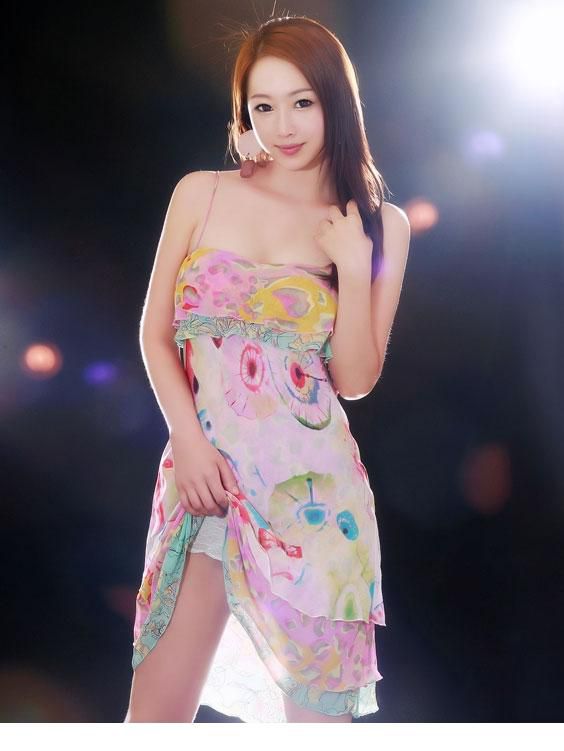 日本性感美女玫红内衣大秀迷人爆乳