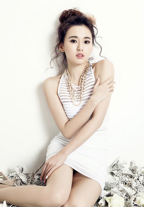 女星江铠同妩媚红唇写真大片