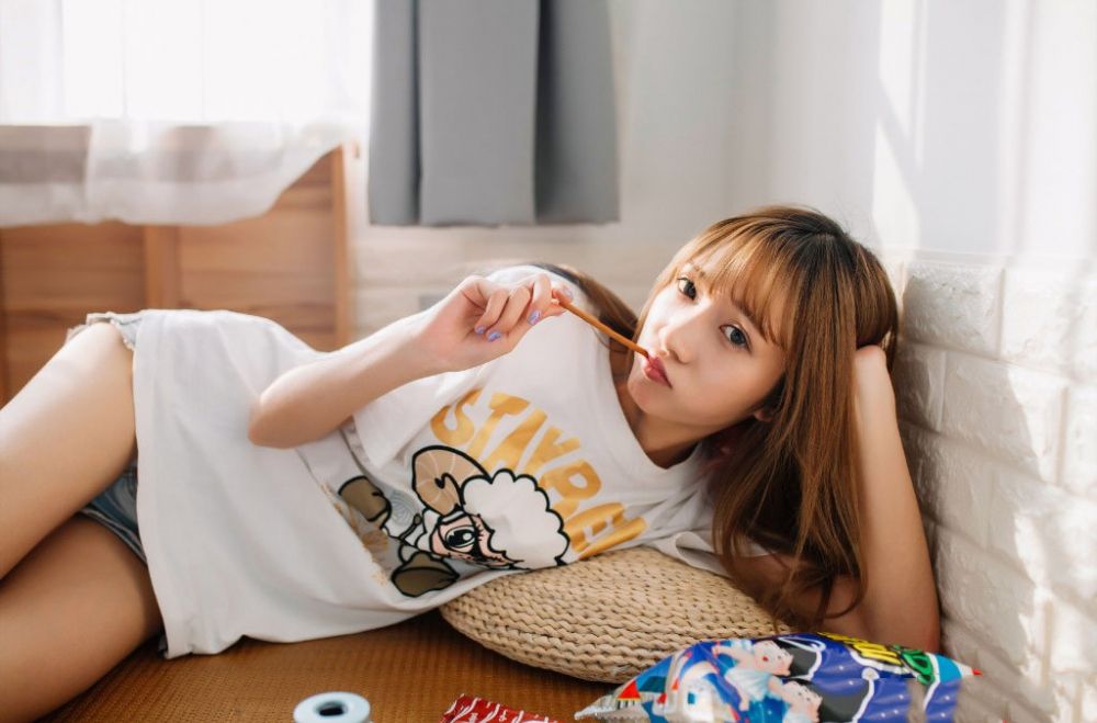 长发时尚少女美腿热裤甜美迷人笑容写真