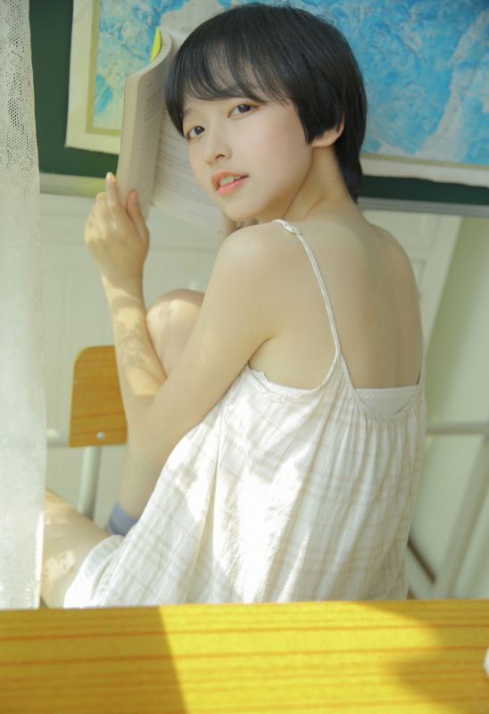 白嫩短发美女裹胸爆乳湿身玉体性感写真