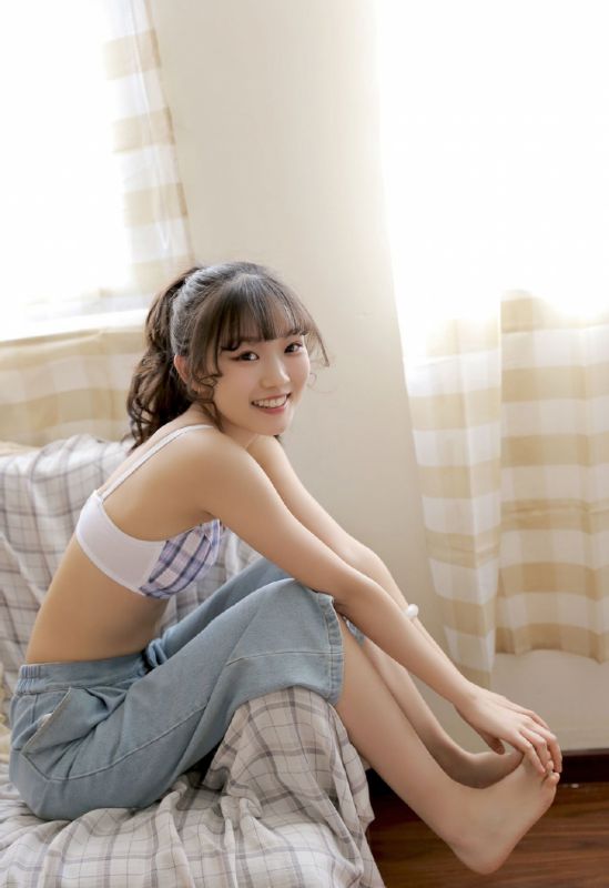 甜美笑容少女私房吊带抹胸清纯诱惑写真