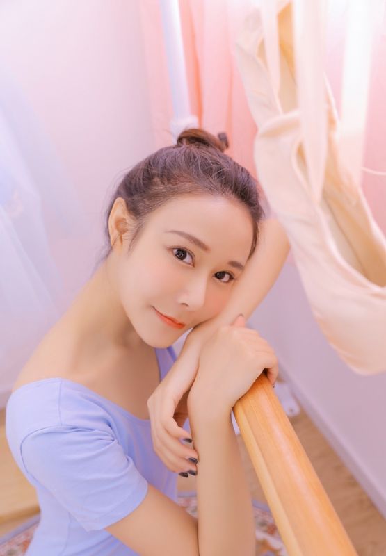 跳舞长腿美女深沟紧身服装性感火辣身材魅惑图片