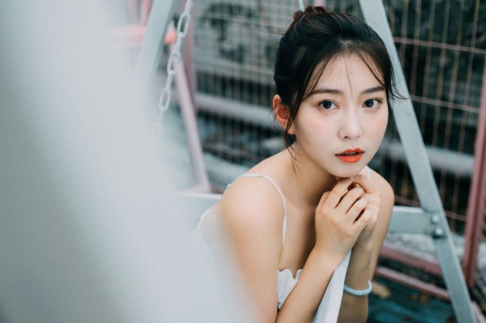 白嫩少妇深v爆乳床上妖娆风骚诱惑性感写真图片