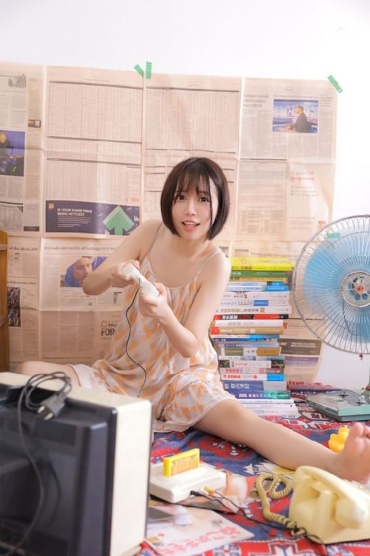 吊带短发女孩真空无内衣丰盈深沟诱惑性感图片