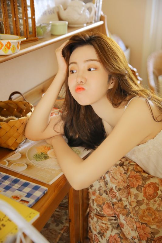 妖娆香艳美女火辣吊带睡衣情趣撩人体艺术写真