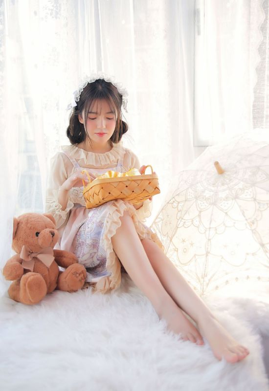 可爱公主系美女白色蕾丝长裙养眼清纯萌妹私房写真