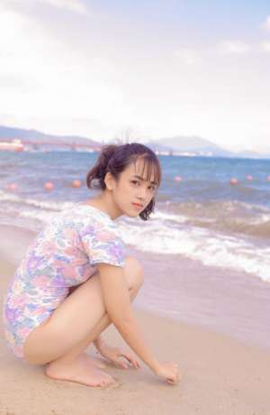 湿身萝莉美腿酥胸裸足吹泡泡性感风骚写真