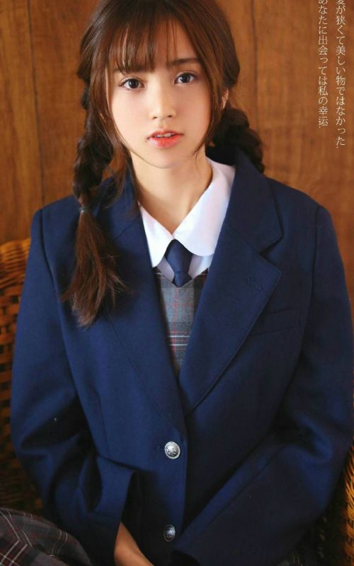 校花美女性感学生妹户外穿着制服裙子在野战公车写真