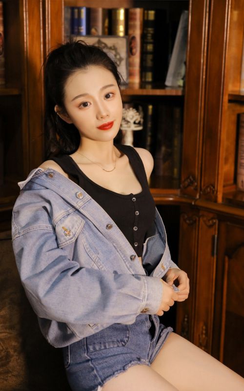 火辣气质美女嫩模私房纤细美腿热裤风骚性感图片