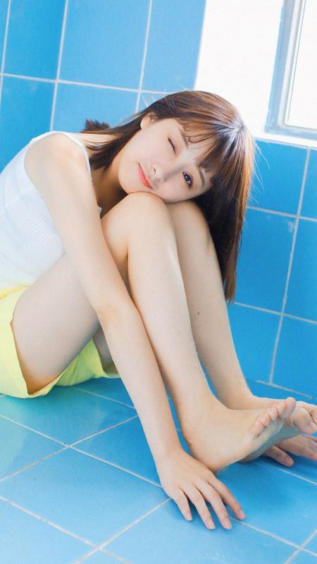 湿身90后美女浴室吊带长腿玉足性感诱惑写真图片