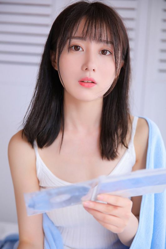 清纯美女御姐白嫩长腿玲珑有致写真