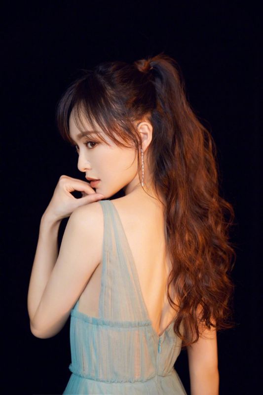 明星嘉宾唐嫣吊带长裙梦幻迷人美女写真图片
