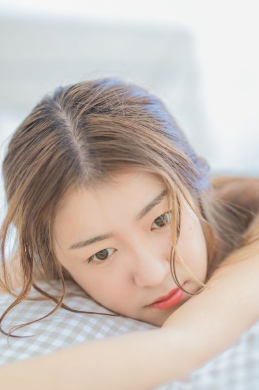 长腿高挑气质御姐酥胸热裤惹火身材写真