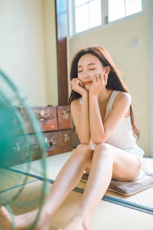 短发宅女背心吊带背心美腿玉足日系私房写真