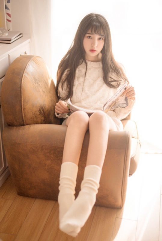 90后甜美气质长发尤物美女唯美梦幻私房美腿写真