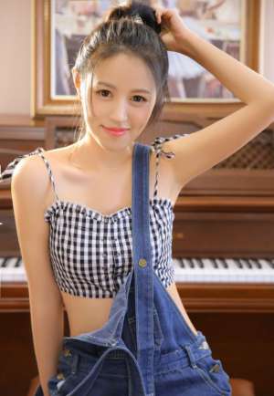 牛仔背带少女钢琴室妖娆火辣性感写真