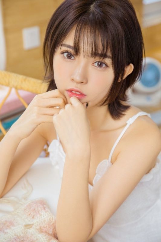 短发氧气美女湿身白肌汗水诱人吊带背心性感图片