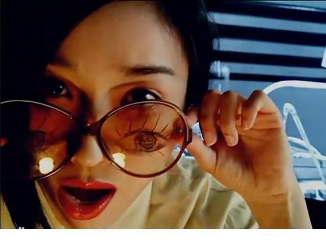 眼镜美女田原MV展迷人姿态