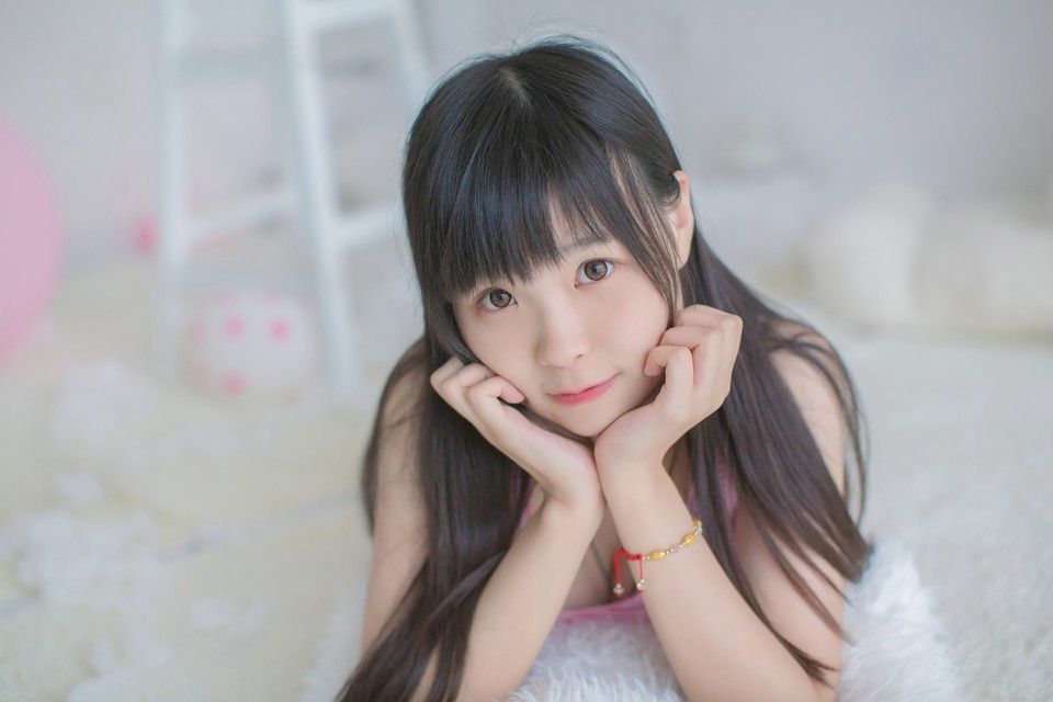 邻家女孩白皙美乳私房漏泄春光乳沟诱惑写真