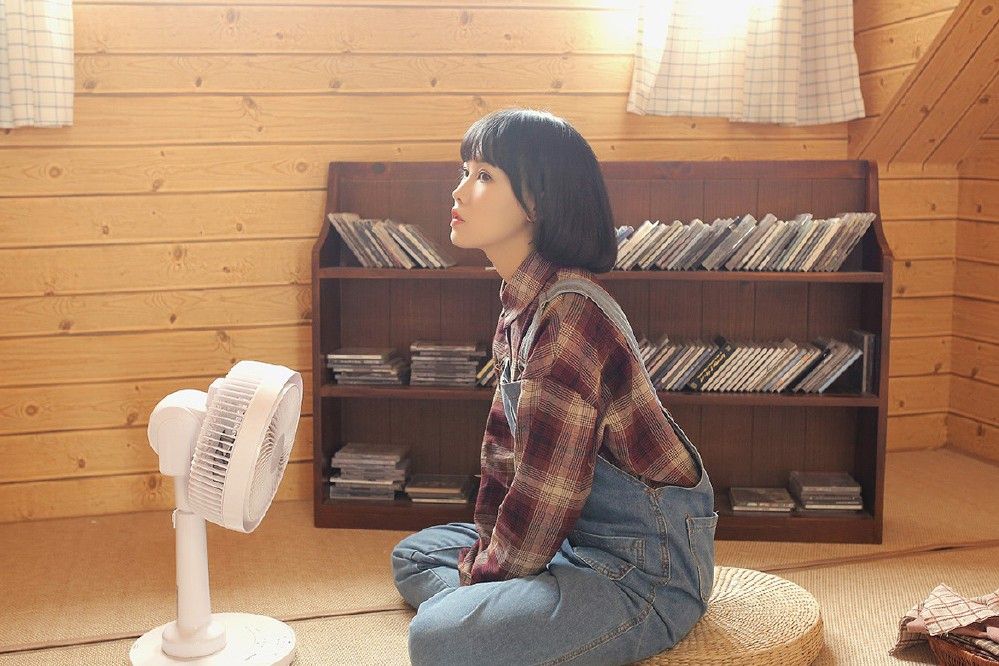 文学少女学生妹室内牛仔背带裤清纯写真