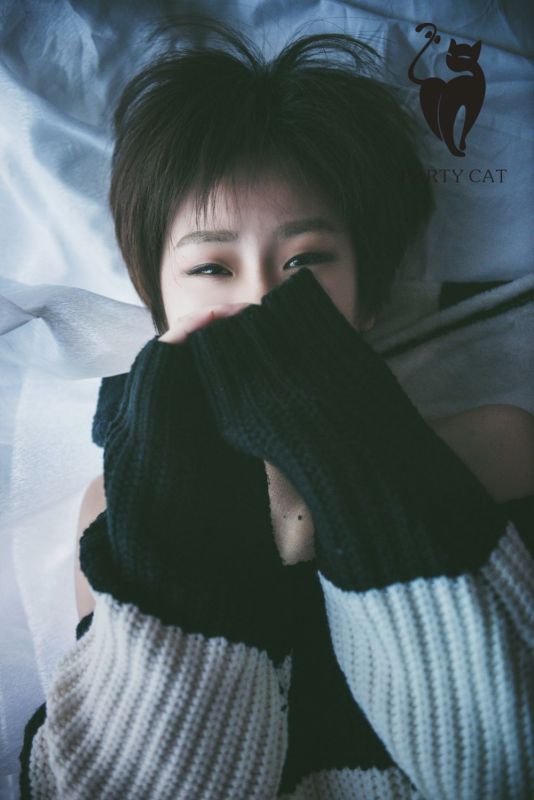 短发帅气少女真空毛衣裸体艺术人体性感写真