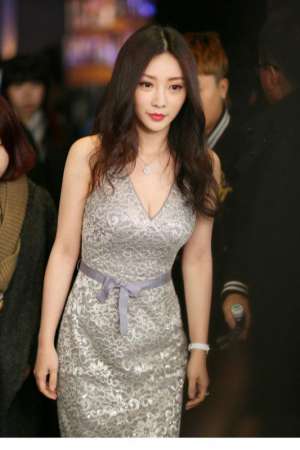 柳岩性感深V亮相大秀迷人乳沟