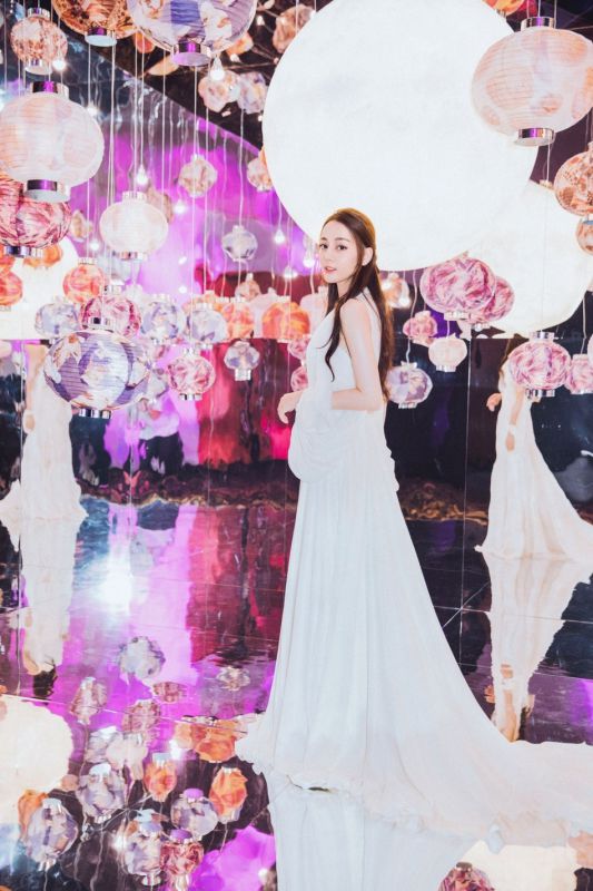抚媚女神迪丽热巴现场长裙火辣漂亮明星图片