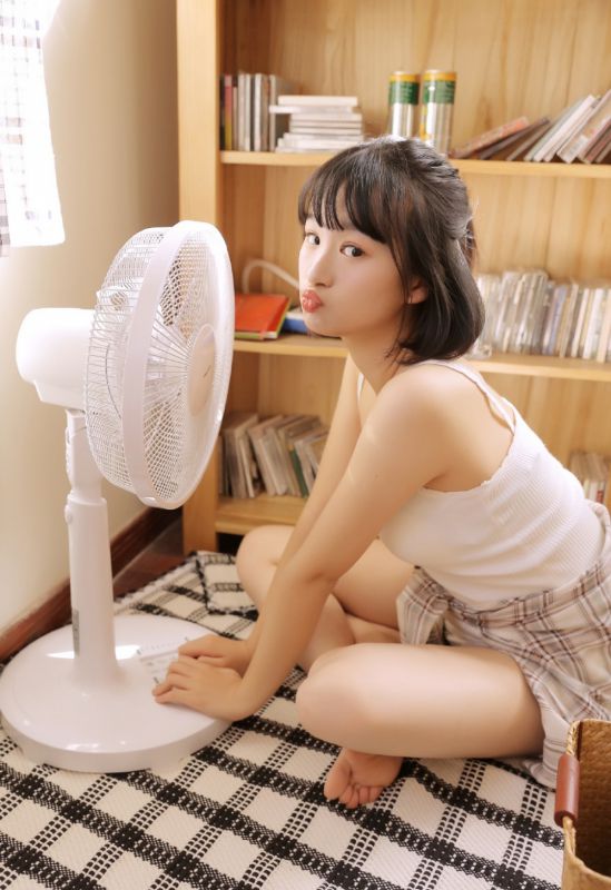 元气少女深V爆乳性感吊带美女图片