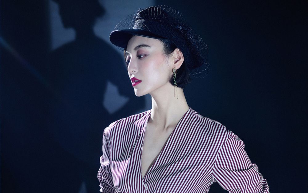 香艳红唇美女尤靖茹骨感惹火露肩长裙明星图片