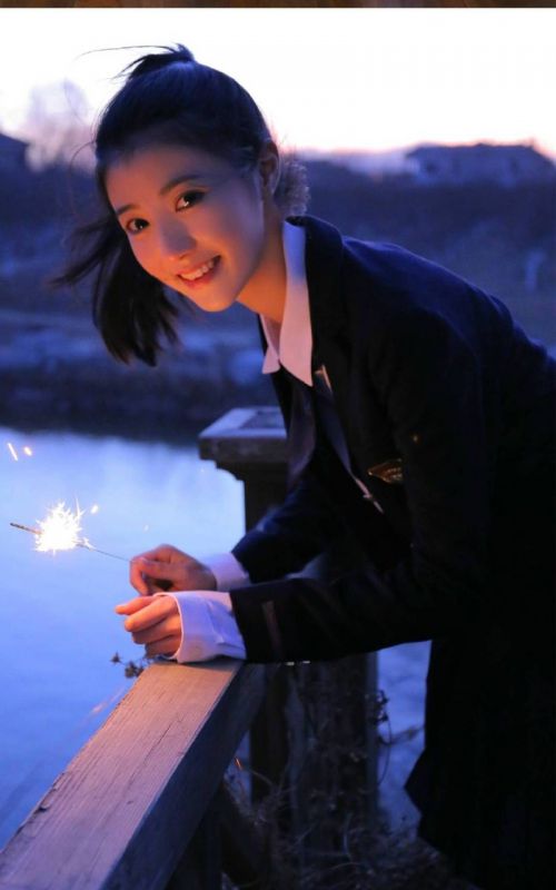校花美女性感学生妹户外穿着制服裙子在野战公车写真