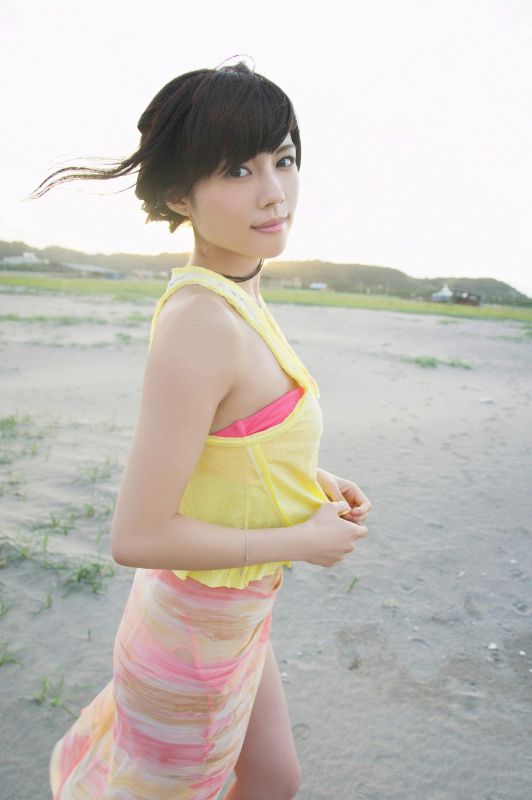 日本90后美女松川佑依子清新外拍