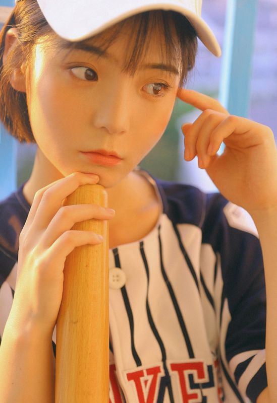 短发挥球女孩迷人身姿氧气写真图片
