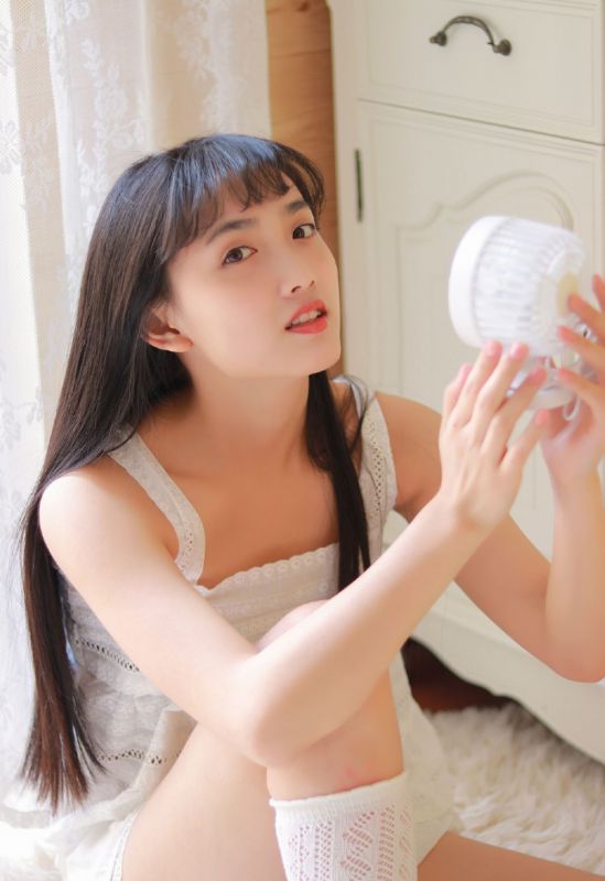 白嫩黑长直御姐私房长腿诱惑写真